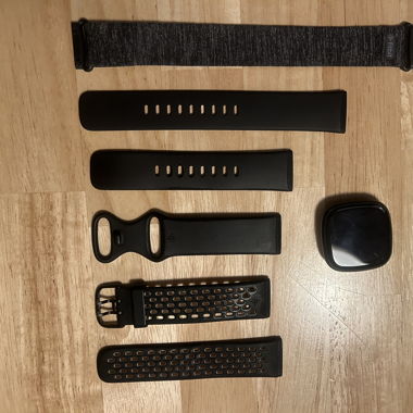 Fitbit Versa 3 mit 5 Armbänder