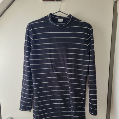 Anliegendes Kleid mit Streifen