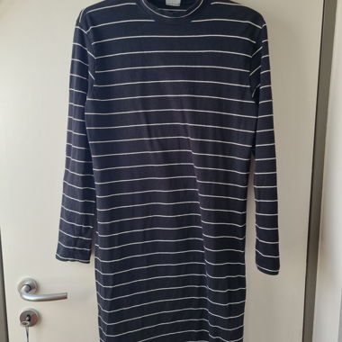Anliegendes Kleid mit Streifen