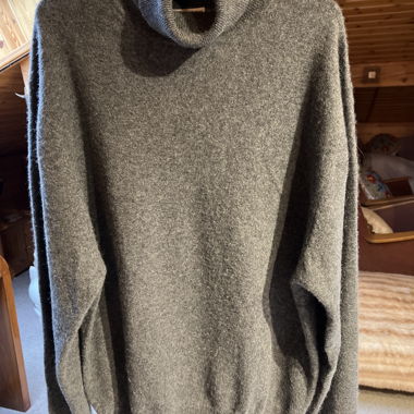 Maglione a collo alto in cashmere grigio