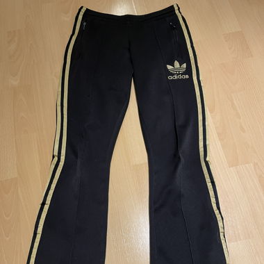 pantalon d'entraînement Adidas évasé taille basse
