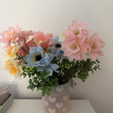 Geriffelte Vase mit Kunstblumen