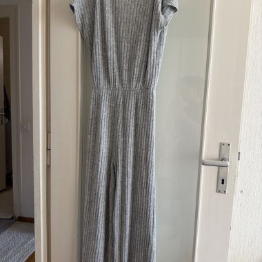 Tuta in maglia grigia