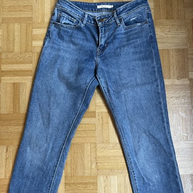 Levis 712 slim Jeans in classic blue/navy
