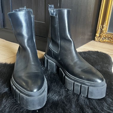 Schwarze Chunky Chelsea Boots