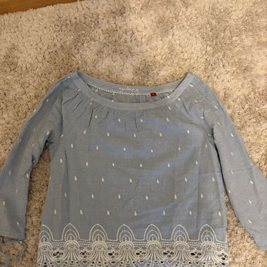 Bluse mit Hakelelementen in blau