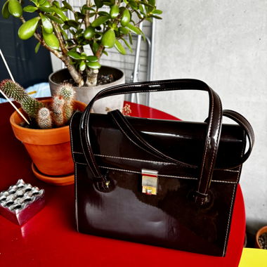 Borsa vintage in pelle verniciata degli anni '60