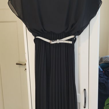 Robe noire plissée avec ceinture