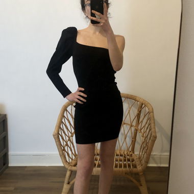 Robe une épaule dénudée Mango