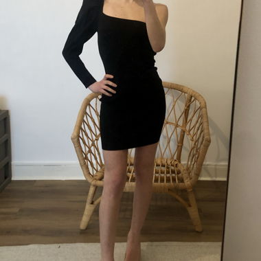 Robe une épaule dénudée Mango