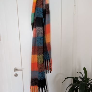 Sciarpa scozzese colorata con frange