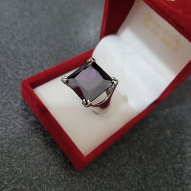 Silberfarbener Ring mit großem schwarzem quadratischen Stein