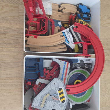 Jeu de rails de train en bois
