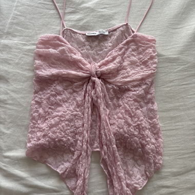 Haut en dentelle rose