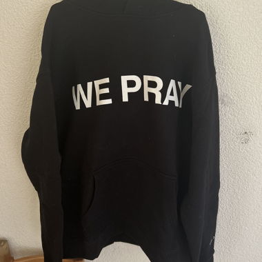 Hoodie noir « WE PRAY »