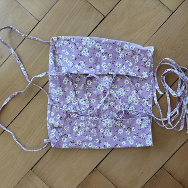 Top débardeur violet avec détails de lacets dans le dos