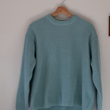 Maglione lavorato a maglia azzurro chiaro con scollo rotondo