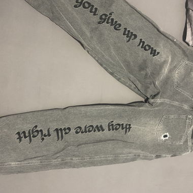 Jeans gris taille haute avec imprimé