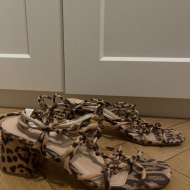 Sandali leopardati con tacco