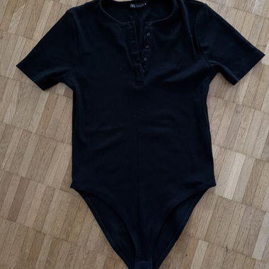 Body noir avec patte boutonnée
