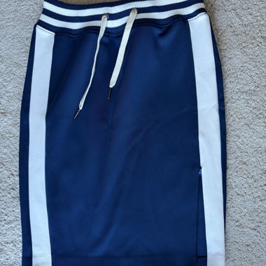 Blauer Sport-Rock mit Streifen