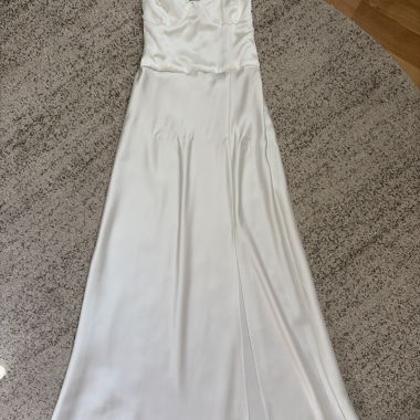 Robe blanche satinée