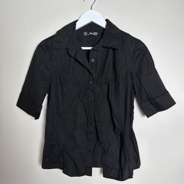 Schwarze Bluse mit kurzen Ärmeln