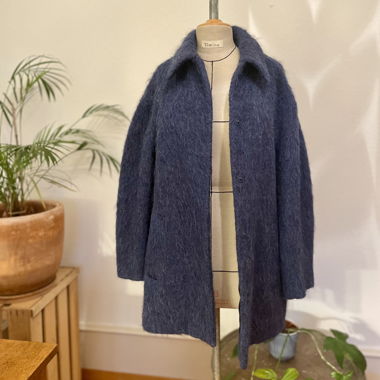 Blauer Wollmantel mit Vintage-Vibe