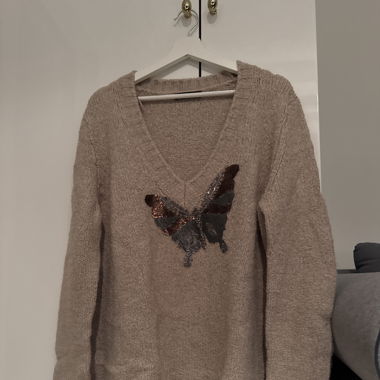 Strickpulli mit Pailletten-Schmetterling