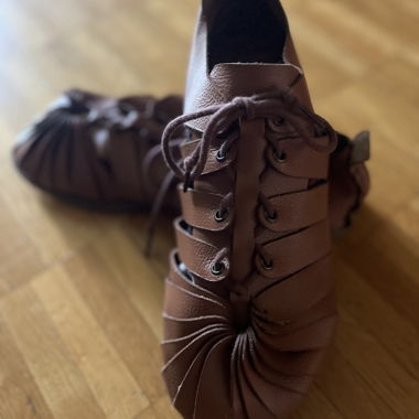Sandales style médiéval et barefoot, cuir marron