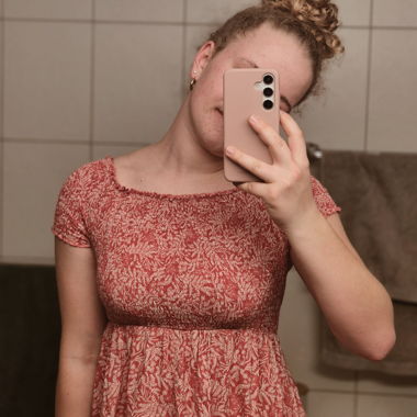 Rotes Sommerkleid mit Blumenmuster