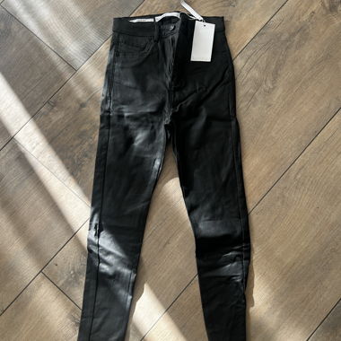 Bershka Kunstlederhose schwarz Gr. 36