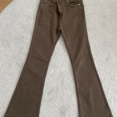 braune Bootcut-Jeans