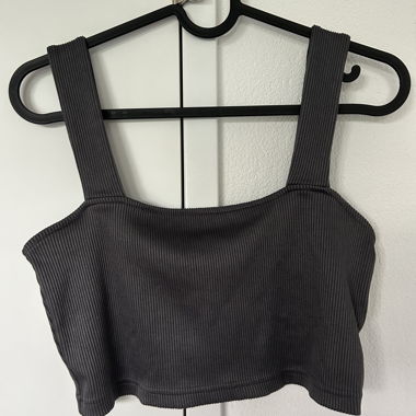 Top corto a coste grigio scuro