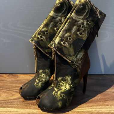 Alexander McQueen Stiefel, Totenkopf Muster