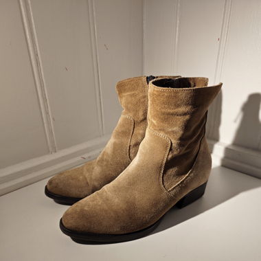 Beige Leather Ankle Boots – Cowboy Style