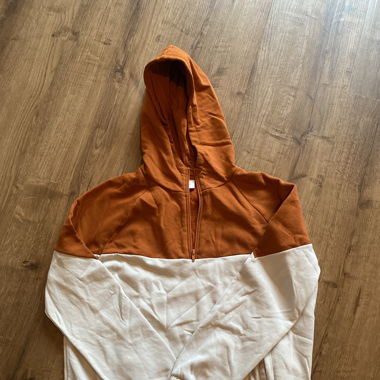 zwei-farbiger Pullover mit Kaputze