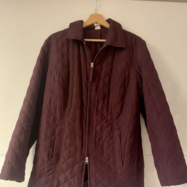 weinrote Winterjacke