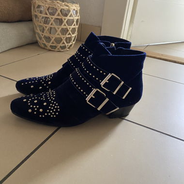 Stivaletti in velluto blu navy con borchie