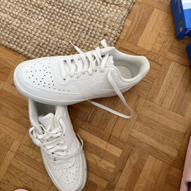 Weisse Nike-Sneaker