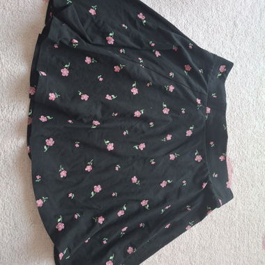 Gonna floreale carina nera e rosa
