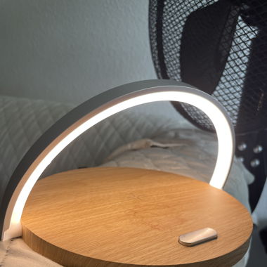 Lampe mit verschiedenen Intensitäten und Ladegerät