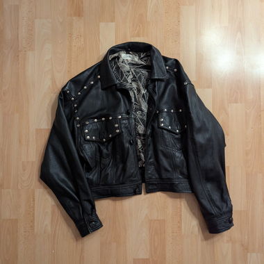 Giacca in pelle vintage nera con borchie