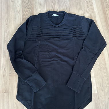 Schwarzer Pullover mit langen Ärmeln