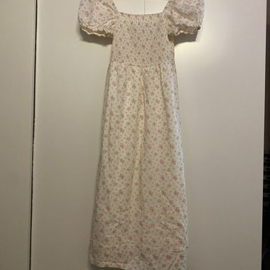 Robe à fleurs crème à manches bouffantes