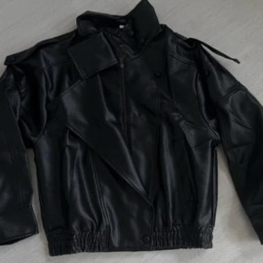 Schwarze Jacke aus Kunstleder