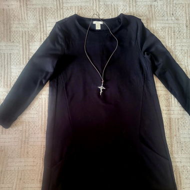 Petite robe noir (M) et joli pendentif dragon.