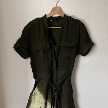 Olivgrüner Overall von Zara