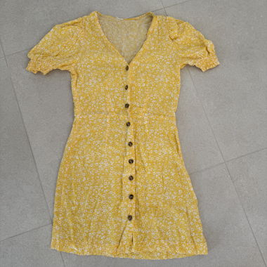 Gelbes geblümtes geknöpftes Kleid