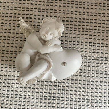 Sculpture d’ange avec cœur